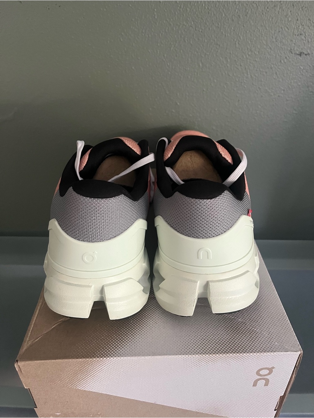 On Cloudflyer 4 Peach/Aloe Women’s Running Shoes Size 7.5 New in Box - Picture 3 of 4